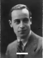 Portrait d'un jeune homme en cravate.