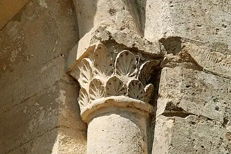 Le chapiteau aux palmettes.