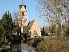 Un bras de l'Ouanne devant l'église de Gy-les-Nonains