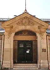 Gymnase municipal au no 10.