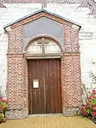 Portail de l'église avec l'inscription à la mémoire des morts de 1870.