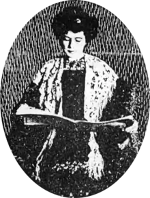 Portrait en noir et blanc et de forme ovale d'Hélène Picard, les yeux baissés, tenant un livre dans les mains.