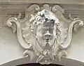 Mascaron au-dessus de la porte sur rue