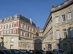 Entrée donnant sur la place Bardineau