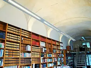 La bibliothèque dans les anciennes écuries.
