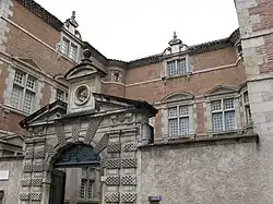 Porte d'entrée de l'hôtel Nayrac.