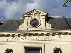 Le fronton sur l'avenue de la République.