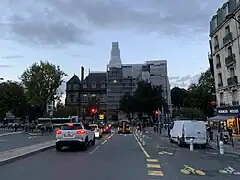 La façade de l'hôtel de ville en restauration, en octobre 2020