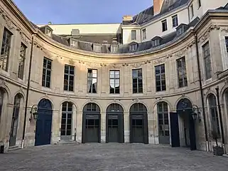 Corps circulaire, donnant sur la place Vendôme.