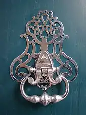 Heurtoir de la porte cochère de l'hôtel de Basquiat à Bordeaux.