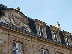 Fenêtres à droite du fronton