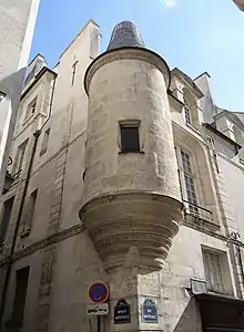 L'hôtel des abbés de Fécamp possède une échauguette en cul-de-lampe.