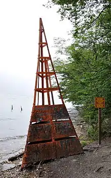 Borne frontière hito XXIV sur la berge de la Terre de Feu, vue du côté argentin.