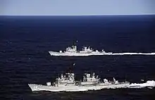 Perth (D38) et HMAS Brisbane (D41) Australie