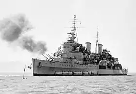 Le croiseur britannique HMS Belfast bombardant des positions ennemies en Corée en 1951.