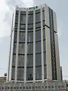 Le siège de la BAD, ornée de motifs abstraits africains.