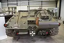 Photo couleur de l'arrière d'un véhicule blindé dans un musée.