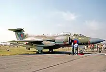 Photo d'un Blackburn Buccaneer sur une piste d'aéroport