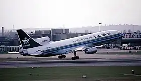 HZ-AHK, l'appareil impliqué, ici au départ de l'aéroport de Londres-Heathrow en février 1980, six mois avant l'accident.