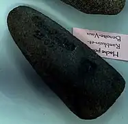 Hache en pierre polie