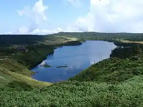 Vue de l'étang Hachiman au sommet.