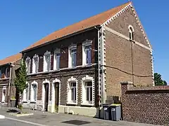 Habitations groupées par deux.