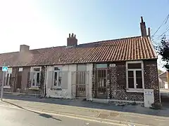 Habitations en plain-pied destinées à la démolition.