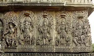 Divinités hindoues (de gauche à droite: Shalabhanjika, Brahma, Shiva, Vishnu, Shiva avec Parvati).
