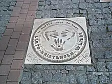 Plaque de bronze des empreintes des vainqueurs des 24 Heures 2005.