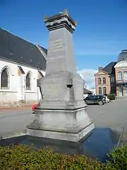 Le monument aux morts voisine l'église.