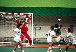 Face à la Côte d'Ivoire.