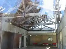 Vue de la charpente du hangar du premier film