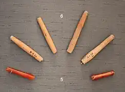 Perles en cornaline destinées aux élites, et imitations en terre cuite peintes en rouge, destinées à une population moins aisée. Mohenjo-daro, British Museum.