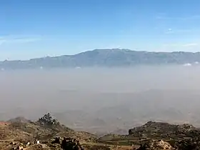 Vue du Jabal an Nabi Shu'ayb, en arrière-plan.