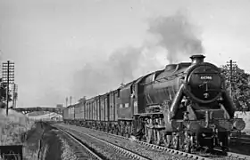 Une Black Five à distribution Caprotti tractant un train postal.