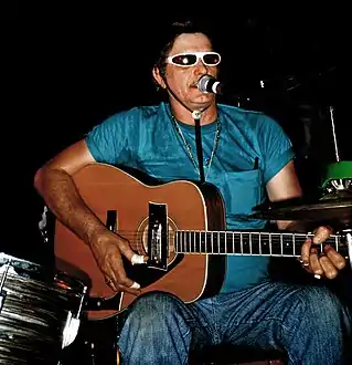 Adkins se produisant au Milestone Club à Charlotte, Caroline du Nord en 1991