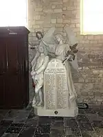 Le monument aux morts dans l'église