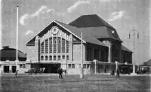 Photographie en noir et blanc d'une gare ferroviaire.