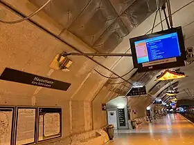 Vue sur la voie 32 avec la signalétique actualisée en 2023.