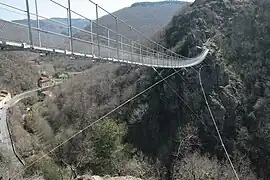 Dessous du tablier et câbles de stabilisation.