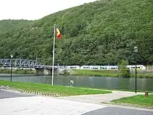 Vue de la halte ferroviaire d'Haybes, au passage d'un TER Champagne-Ardenne.