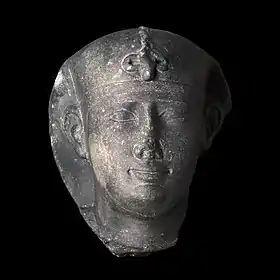 Tête d'un roi de la XXXe dynastie (378-341 AEC), Nectanébo II (?). portrait de la Basse époque, H. 18,6 cm. Dernière dynastie dirigée par des pharaons égyptiens.