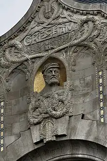 Buste de sir Thomas Gresham sur le fronton par Ede Telcs.