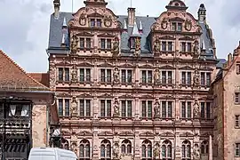 Façade dans la cour principale.