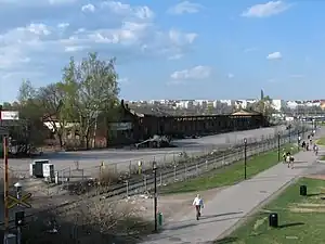 Deux jours après l'incendie. Au premier plan se trouvent les rails de l’ancienne voie ferrée du port.