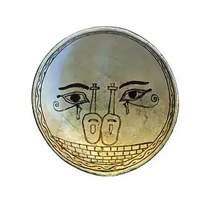 Coupe hémisphérique à décor de hiéroglyphes égyptiens. Production locale. Ras Shamra, Musée du Louvre.