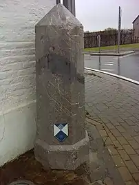 Borne no 187 près de Henri Chapelle, octogonale, hauteur 1,70 mètre