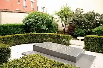 Photographie en couleur d'une tombe.