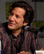 Henry Ian Cusick interprète Kane.