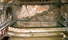 grand bassin rectangulaire au fond de la pièce